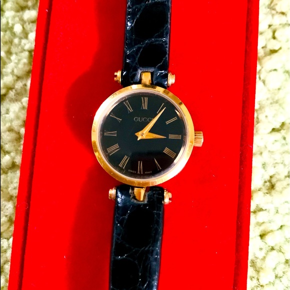 Gucci SHELLY LINE authentic ladies watch 🌹🌹🌹 - Picture 1 of 6
